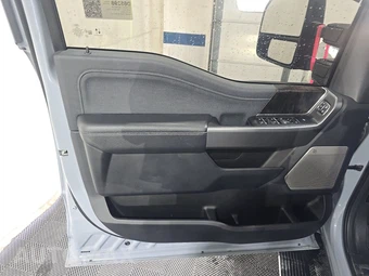 2025 Ford Super Duty F-250 LARIAT Crew Cab Medium Bed - miniatura 9