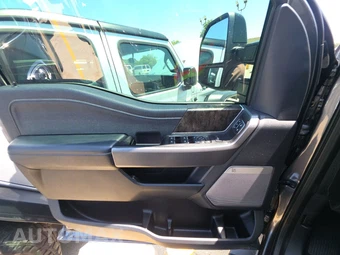 2025 Ford Super Duty F-250 Lariat Crew Cab Medium Bed - miniatura 9