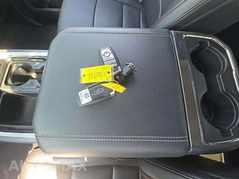 2025 Ford Super Duty F-250 Lariat Crew Cab Medium Bed - miniatura 8