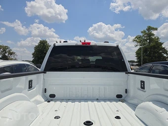 2025 Ford Super Duty F-250 Lariat Crew Cab Medium Bed - miniatura 16