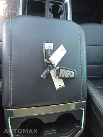 2025 Ford Super Duty F-250 Lariat Crew Cab Medium Bed - miniatura 8