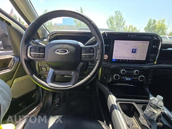 2025 Ford Super Duty F-250 Lariat Crew Cab Medium Bed - miniatura 10