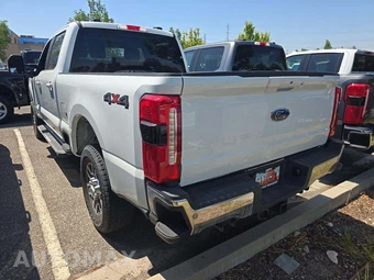 2025 Ford Super Duty F-250 Lariat Crew Cab Medium Bed - miniatura 2