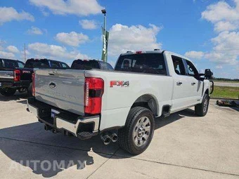 2025 Ford Super Duty F-250 Lariat Crew Cab Medium Bed - miniatura 3