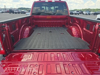 2025 Ford Super Duty F-250 Lariat Crew Cab Medium Bed - miniatura 16