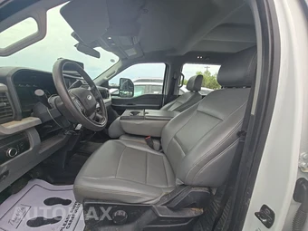 2025 Ford Super Duty F-350 Cab Chassis XL Crew Cab DRW - miniatura 7