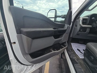 2025 Ford Super Duty F-350 Cab Chassis XL Crew Cab DRW - miniatura 9