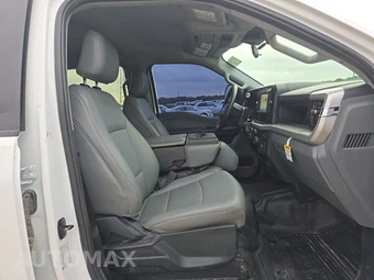 2025 Ford Super Duty F-350 Cab Chassis XL Crew Cab DRW - miniatura 8
