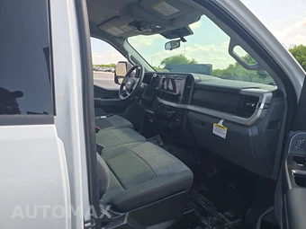 2025 Ford Super Duty F-350 Cab Chassis XLT Crew Cab DRW - miniatura 8