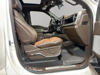 2025 Ford Super Duty F-350 King Ranch Crew Cab Medium Bed - miniatura 17