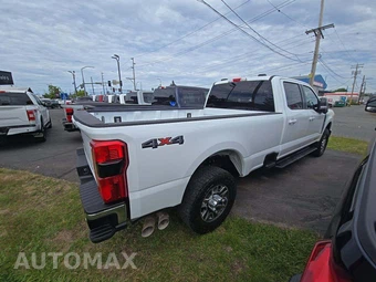 2025 Ford Super Duty F-350 LARIAT Crew Cab Long Bed - miniatura 3