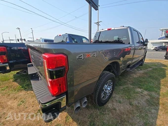 2025 Ford Super Duty F-350 LARIAT Crew Cab Long Bed - miniatura 3