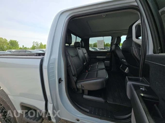 2025 Ford Super Duty F-350 LARIAT Crew Cab Medium Bed - miniatura 16