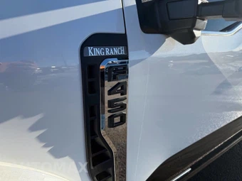 2025 Ford Super Duty F-450 King Ranch Crew Cab Long Bed DRW - miniatura 10