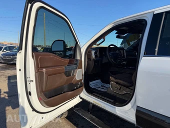 2025 Ford Super Duty F-450 King Ranch Crew Cab Long Bed DRW - miniatura 12