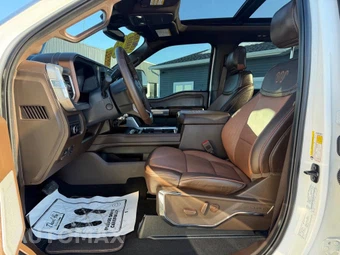 2025 Ford Super Duty F-450 King Ranch Crew Cab Long Bed DRW - miniatura 14