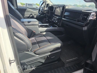 2025 Ford Super Duty F-450 LARIAT Crew Cab Long Bed DRW - miniatura 8