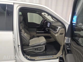 2025 Ford Super Duty F-450 Platinum Crew Cab Long Bed DRW - miniatura 8