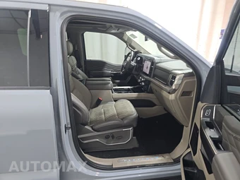 2025 Ford Super Duty F-450 Platinum Crew Cab Long Bed DRW - miniatura 8