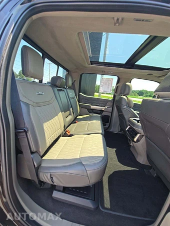 2025 Ford Super Duty F-450 Platinum Crew Cab Long Bed DRW - miniatura 16