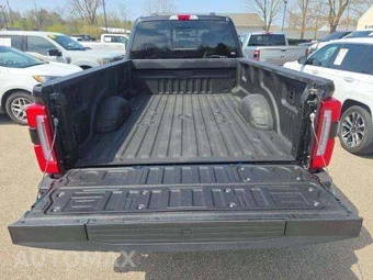 2025 Ford Super Duty F-450 Platinum Crew Cab Long Bed DRW - miniatura 14