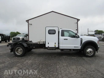 2025 Ford Super Duty F-600 Cab Chassis XL Regular Cab DRW - miniatura 1