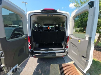 2025 Ford Transit Passenger Van XLT Medium Roof 148.0" WB - miniatura 13