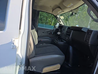 2025 GMC Savana 2500 Cargo Van 1WT 135.0" WB - miniatura 8
