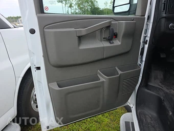 2025 GMC Savana 2500 Cargo Van 1WT 135.0" WB - miniatura 9