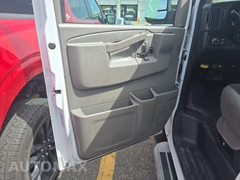 2025 GMC Savana 2500 Cargo Van 1WT 135.0" WB - miniatura 9