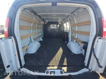 2025 GMC Savana 2500 Cargo Van 1WT 135.0" WB - miniatura 16