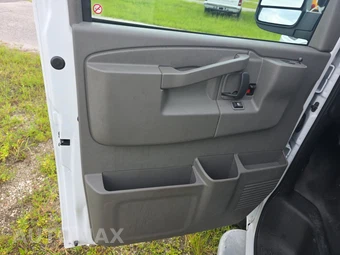 2025 GMC Savana 2500 Cargo Van 1WT 135.0" WB - miniatura 9
