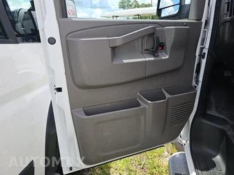 2025 GMC Savana 2500 Cargo Van 1WT 135.0" WB - miniatura 9