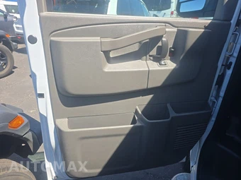 2025 GMC Savana 2500 Cargo Van 1WT 135.0" WB - miniatura 9