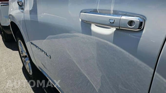 2025 GMC Yukon Denali 5SA - miniatura 24