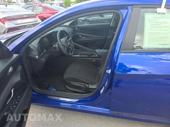 2025 Hyundai Elantra SE - miniatura 3