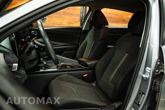 2025 Hyundai Elantra SE - miniatura 9