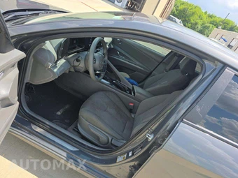 2025 Hyundai Elantra SE - miniatura 3