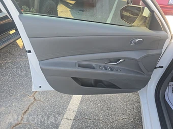 2025 Hyundai Elantra SE - miniatura 9
