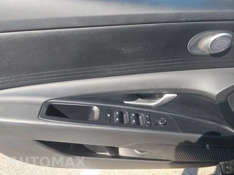 2025 Hyundai Elantra SE – miniatura 9