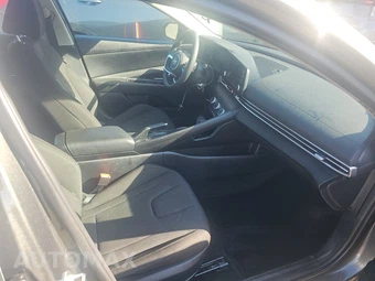 2025 Hyundai Elantra SE - miniatura 8