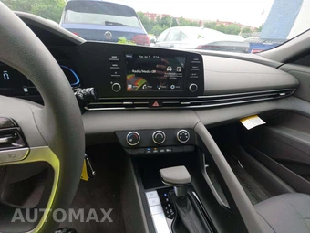 2025 Hyundai Elantra SE - miniatura 10