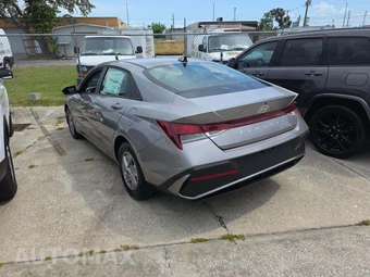 2025 Hyundai Elantra SE - miniatura 2
