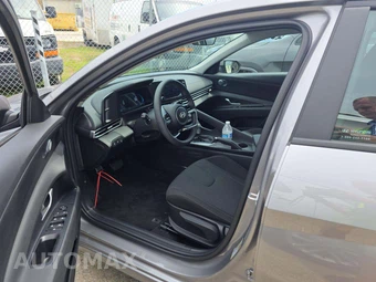 2025 Hyundai Elantra SE - miniatura 6