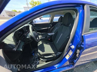2025 Hyundai Elantra SE - miniatura 6