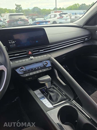 2025 Hyundai Elantra SEL Convenience - miniatura 10
