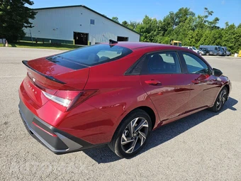 2025 Hyundai Elantra SEL Sport - miniatura 4