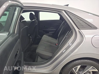 2025 Hyundai Elantra SEL Sport - miniatura 13