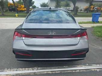 2025 Hyundai Elantra SEL Sport - miniatura 5