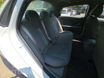 2025 Hyundai Elantra SEL Sport - miniatura 13